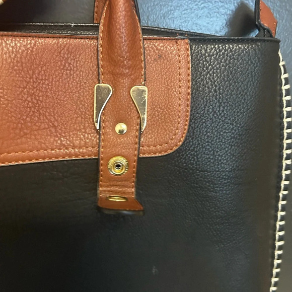 Clarks  vegan leather purse with removable clutch on the front EUC - Picture 4 of 13